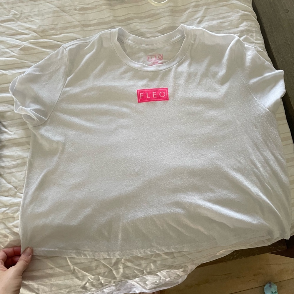 Fleo crop tshirt size large